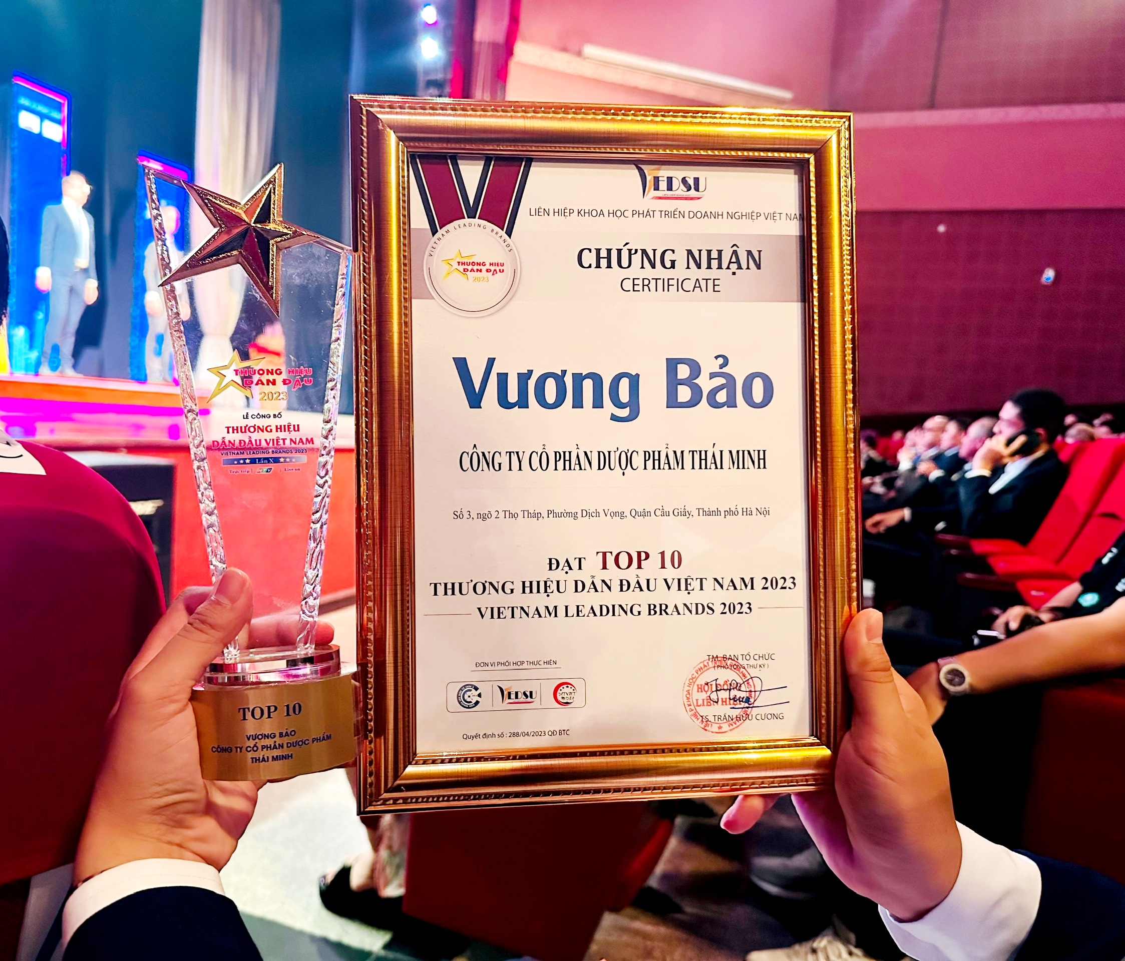 Vương Bảo vinh dự nhận giải thưởng Thương hiệu dẫn đầu Việt Nam 2023